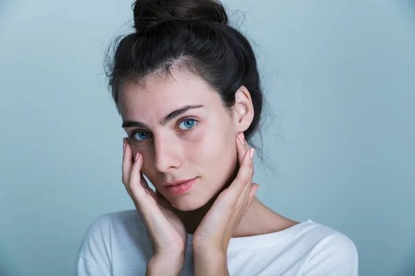 Primer Plano Una Hermosa Chica Casual Aislado Sobre Fondo Azul — Foto de Stock