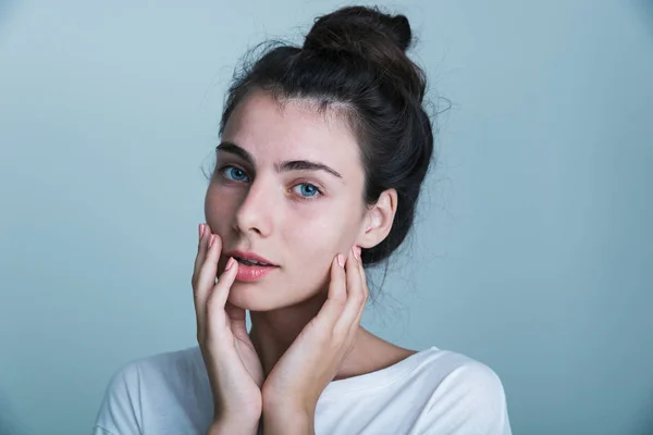 Close Uma Jovem Bonita Casual Isolado Sobre Fundo Azul — Fotografia de Stock