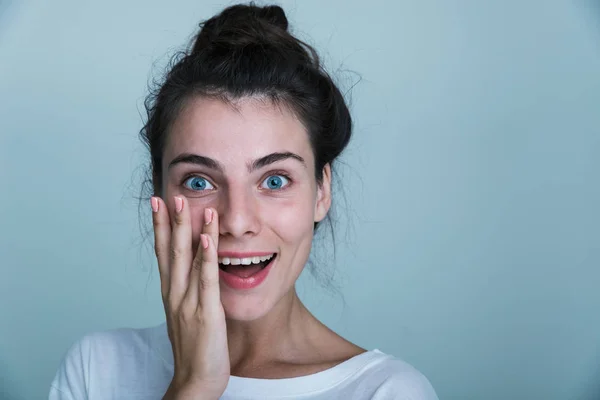 Primo Piano Una Bella Ragazza Casuale Isolata Sfondo Blu — Foto Stock