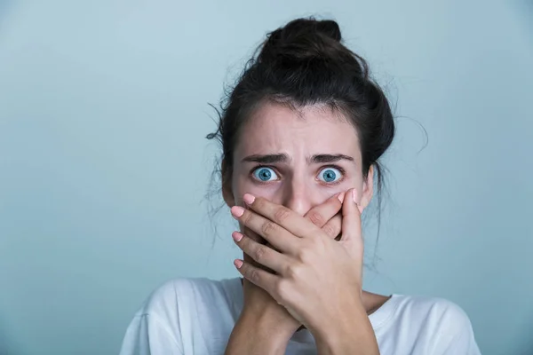 Närbild Chockad Ung Kvinna Klädd Shirt Isolerade Över Blå Bakgrund — Stockfoto