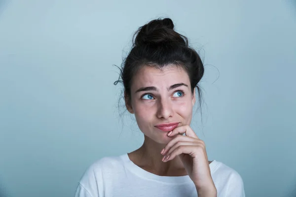 Close Uma Jovem Bonita Casual Isolado Sobre Fundo Azul Olhando — Fotografia de Stock