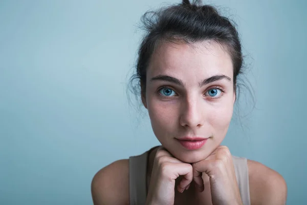 Närbild Casual Vacker Ung Flicka Isolerade Över Blå Bakgrund — Stockfoto