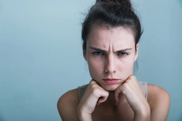 Primer Plano Molesto Joven Casual Chica Aislado Sobre Fondo Azul —  Fotos de Stock