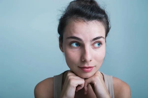 Close Uma Jovem Bonita Casual Isolado Sobre Fundo Azul Olhando — Fotografia de Stock