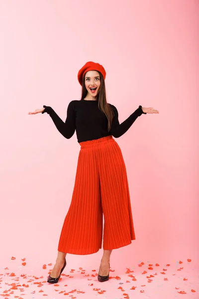 Retrato Comprimento Total Uma Bela Jovem Mulher Vestindo Boina Vermelha — Fotografia de Stock