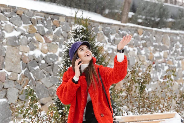 Image Beautiful Young Woman Outdoors Snow Winter Park Forest Talking — Stock Photo, Image