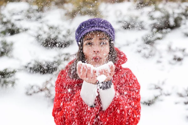 一个漂亮的年轻女子在户外散步在雪冬天公园森林的图像 — 图库照片