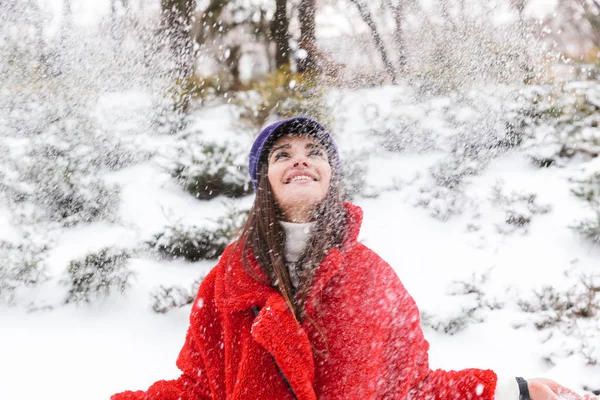 Imagen Una Hermosa Joven Aire Libre Caminando Bosque Nieve Del —  Fotos de Stock