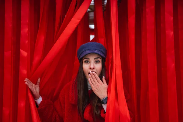 Kırmızı Perde Arasında Görüntü Oldukça Genç Bir Kadın Bakıyor — Stok fotoğraf