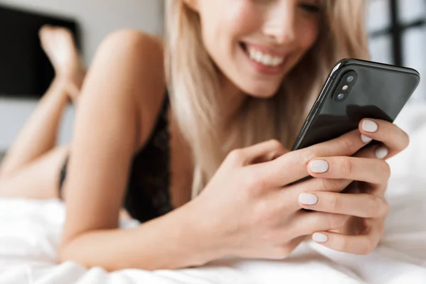 Imagen Una Mujer Satisfecha Años Que Usa Lencería Lujo Riendo — Foto de Stock