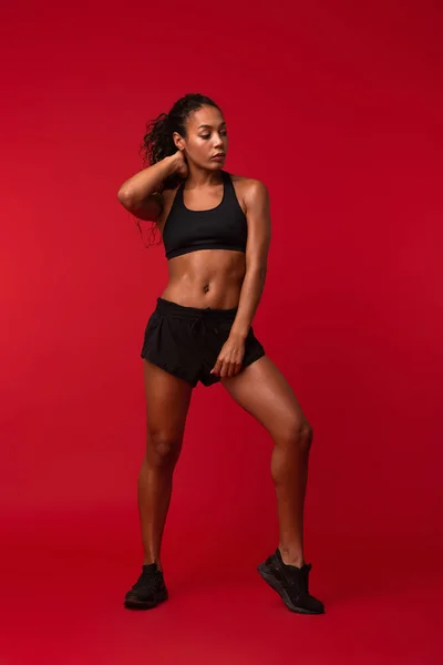 Bild Vacker Unga Afrikanska Sport Fitness Kvinna Poserar Isolerade Över — Stockfoto