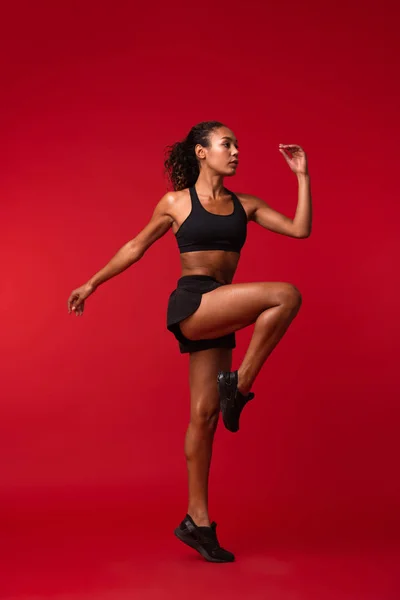Obraz Ženy Silné Mladé Africké Sportovní Fitness Představují Izolované Červená — Stock fotografie
