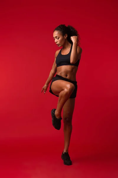 Immagine Una Giovane Donna Fitness Sportiva Africana Forte Posa Isolata — Foto Stock