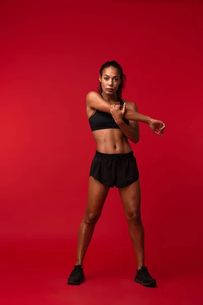 Obraz Ženy Silné Mladé Africké Sportovní Fitness Představují Izolované Červená — Stock fotografie