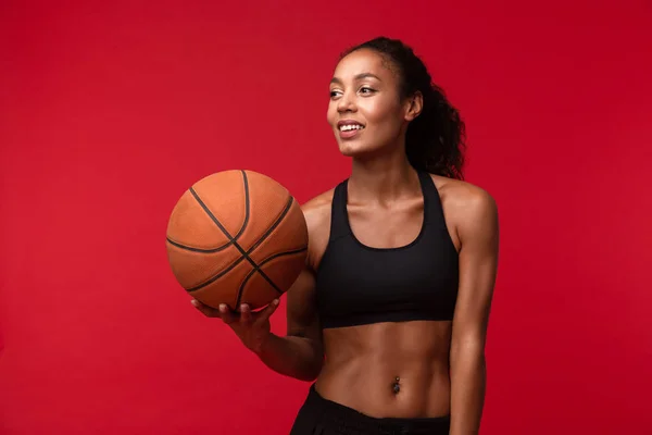 Podobu Silné Mladé Africké Sportovní Fitness Žena Basketbalový Hráč Představuje — Stock fotografie