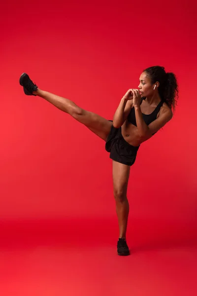 Porträt Einer Sportlichen Afrikanisch Amerikanischen Frau Schwarzer Sportbekleidung Die Tritte — Stockfoto