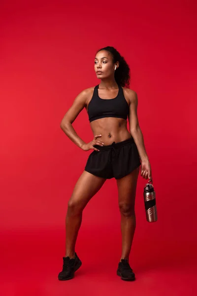 Retrato Mujer Atlética Afroamericana Ropa Deportiva Negra Sosteniendo Botella Agua — Foto de Stock