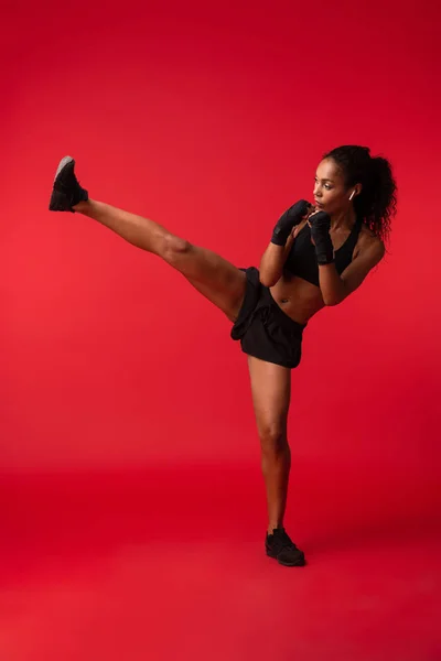 Porträt Einer Sportlichen Afrikanisch Amerikanischen Frau Schwarzer Sportbekleidung Beim Boxen — Stockfoto