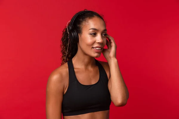 Retrato Una Alegre Mujer Afroamericana Ropa Deportiva Negra Escuchando Música —  Fotos de Stock