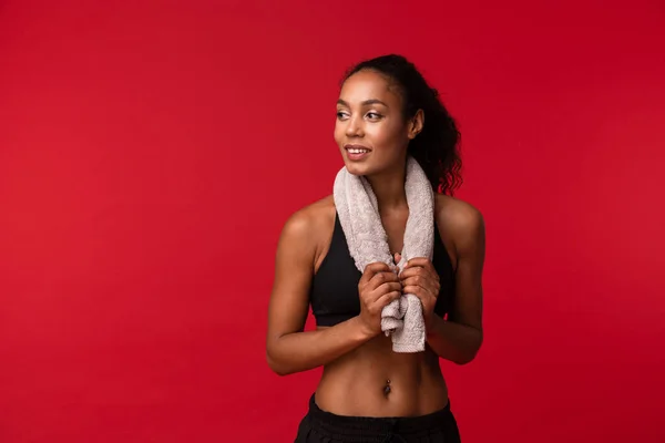 Afro Amerikan Sağlıklı Kız Havlu Ile Siyah Spor Giyim Olarak — Stok fotoğraf