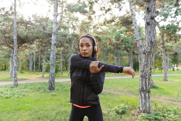 Imagen Mujer Atlética Años Con Chándal Negro Trabajando Estirando Cuerpo — Foto de Stock