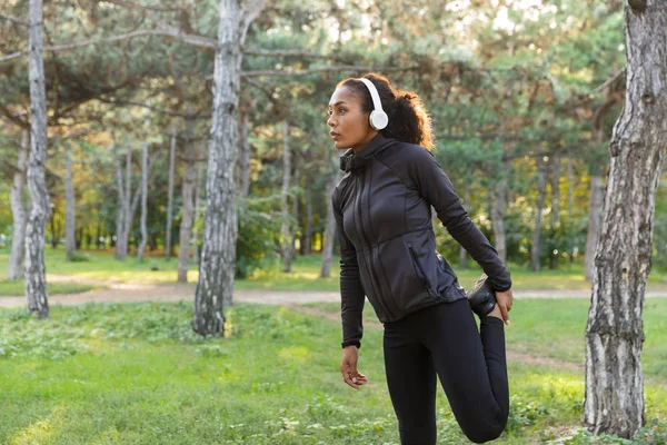 Foto Una Deportista Afroamericana Años Usando Chándal Negro Haciendo Deportes — Foto de Stock