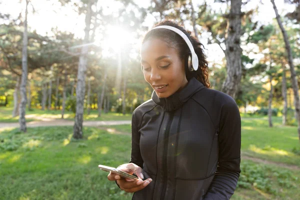 Imagem Mulher Feliz 20S Vestindo Traje Preto Fones Ouvido Usando — Fotografia de Stock