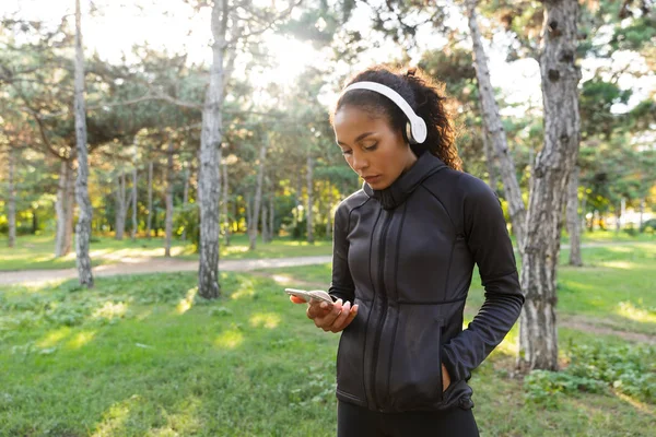 Imagen Una Mujer Bonita Años Usando Chándal Negro Auriculares Usando — Foto de Stock