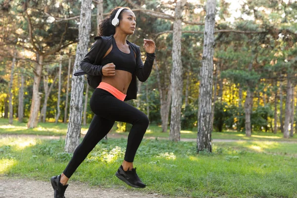 Imagen Mujer Deportiva Años Que Usa Chándal Negro Auriculares Que — Foto de Stock