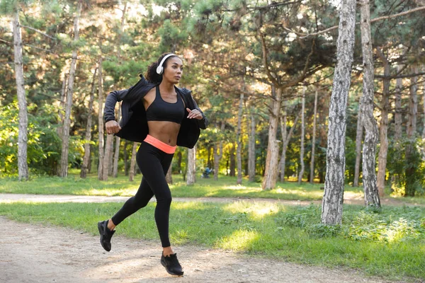 Beeld Van Amerikaanse Vrouw 20S Dragen Zwart Trainingspak Hoofdtelefoon Uitwerkend — Stockfoto