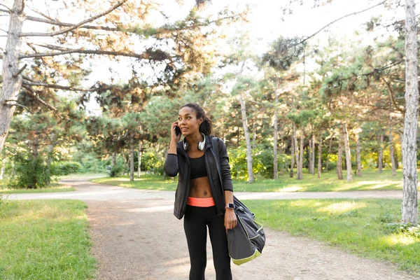 Imagen Una Hermosa Mujer Años Con Chándal Negro Auriculares Hablando — Foto de Stock