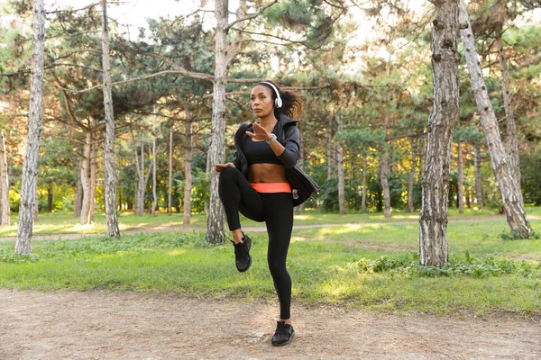 Bilden Energisk Kvinna 20S Bär Svart Träningsoverall Gör Sport Grön — Stockfoto