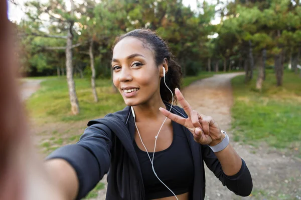 Kadınsı Kadın Yaşlarda Giyen Siyah Eşofman Kulaklık Selfie Cep Telefonundan — Stok fotoğraf