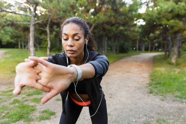 Porträt Der Energischen Sportlerin Zwanzigjährige Schwarzem Trainingsanzug Die Übungen Macht — Stockfoto