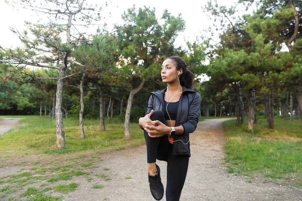 Atractiva Mujer Afroamericana Años Usando Chándal Negro Haciendo Ejercicios Estirando —  Fotos de Stock