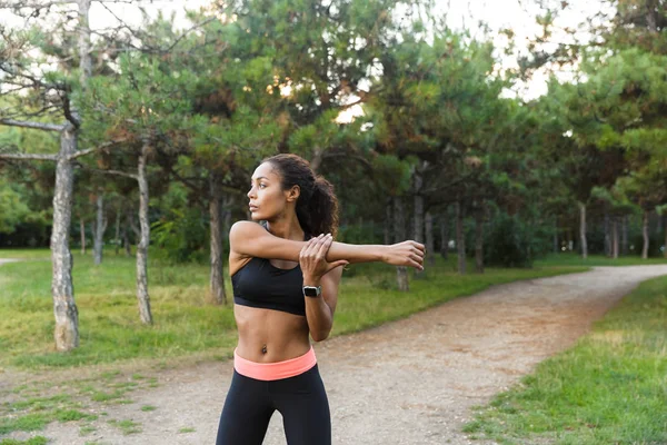 Hübsche Afrikanisch Amerikanische Frau 20Er Jahre Trägt Schwarzen Trainingsanzug Bei — Stockfoto