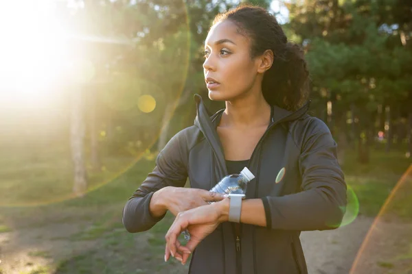 Imagen Una Mujer Morena Años Usando Chándal Negro Caminando Por — Foto de Stock