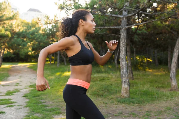 Mujer Afroamericana Bien Construida Años Con Chándal Negro Corriendo Por — Foto de Stock