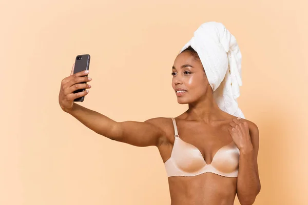 Retrato Mujer Hermosa Envuelta Toalla Usando Lencería Blanca Usando Teléfono — Foto de Stock