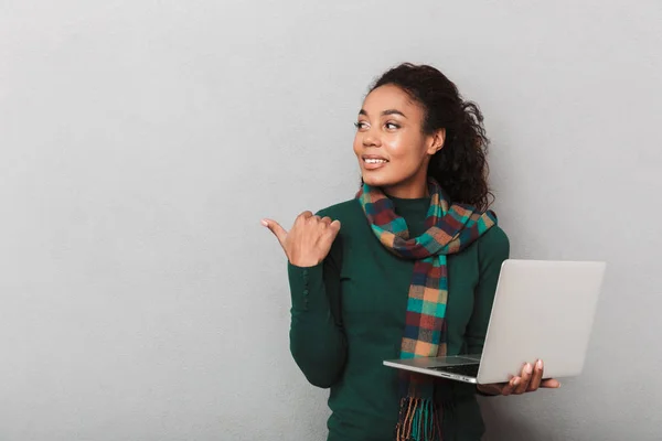 Fröhliche Afrikanische Frau Mit Schal Steht Isoliert Vor Grauem Hintergrund — Stockfoto