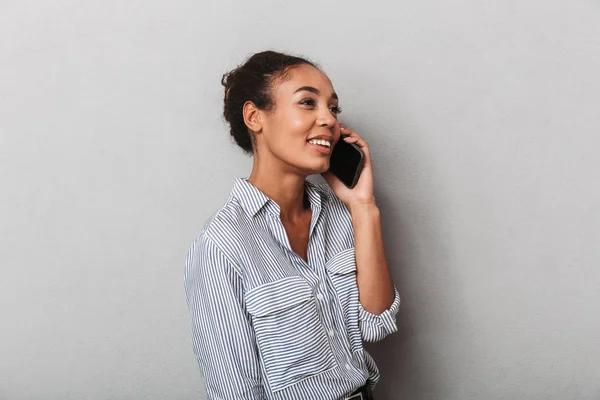 Aantrekkelijke Jonge Afrikaanse Zakenvrouw Dragen Shirt Staande Geïsoleerd Grijze Achtergrond — Stockfoto