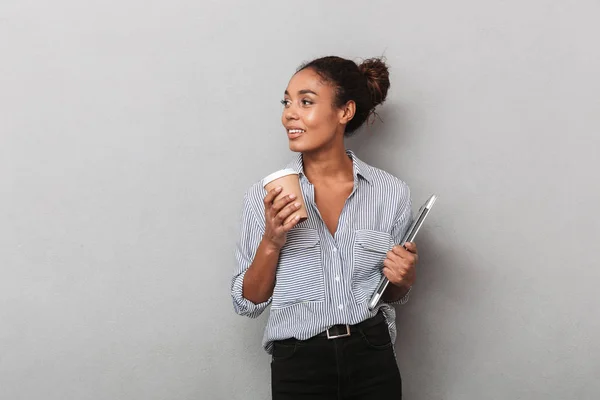 Attraktiva Unga Afrikanska Business Kvinna Bära Skjorta Står Isolerat Över — Stockfoto