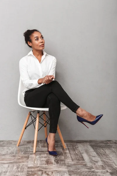 Attraktiva Unga Afrikanska Business Kvinna Bär Skjortan Sitter Stol Isolerade — Stockfoto
