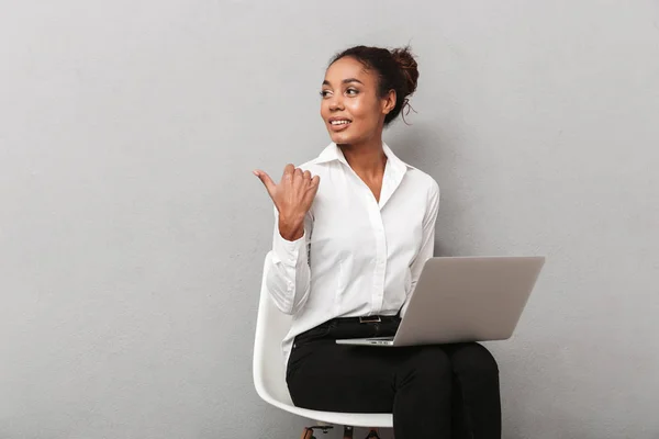 Mujer Negocios Africana Confiada Que Usa Traje Sentado Una Silla — Foto de Stock