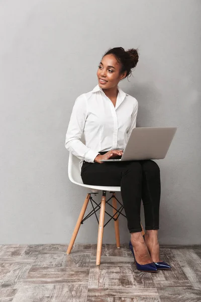 Üzerinde Gri Dizüstü Bilgisayar Kullanan Bir Sandalyede Oturuyor Takım Elbise — Stok fotoğraf