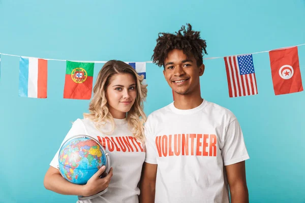 Boldog Magabiztos Többnemzetiségű Pár Visel Önkéntesek Póló Állandó Elszigetelt Kék — Stock Fotó