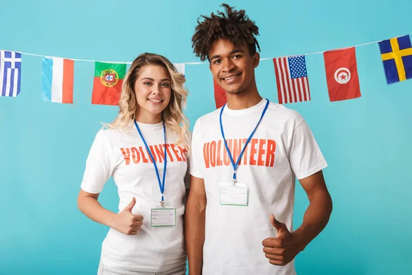 Gelukkige Vertrouwen Multi Etnisch Paar Dragen Van Vrijwilligers Shirt Staande — Stockfoto