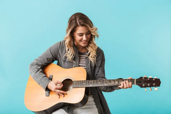 파랑에 앉아있는 기타를 — 스톡 사진