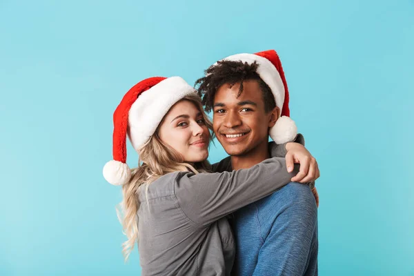 Lyckliga Multiracial Unga Paret Bär Jul Röd Hatt Isolerade Över — Stockfoto