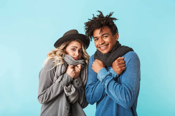 Sorrindo Jovem Casal Multirracial Vestindo Cachecóis Isolado Sobre Fundo Azul — Fotografia de Stock